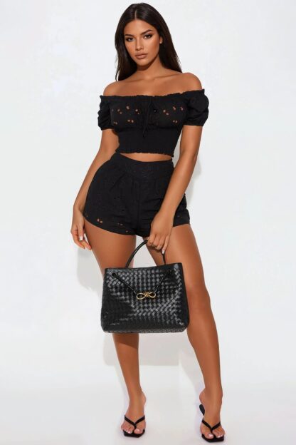 Set Corto Off-Shoulder con Detalles Calados
